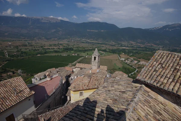 小さな村とCapestranoのPiccolomini城 の上から見た周囲の谷の屋根 Abruzzo — ストック写真