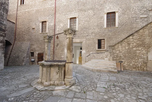 Piccolomini Castle Capestrano 15Th Century Marble Well Flanked Columns Foliate — Stock Photo, Image