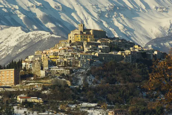 Şiddetli bir kar yağışı, Chieti ilindeki Casoli köyünü ve Maiella - Abruzzo - İtalya 'nın çevresindeki tepeleri beyazlattı.