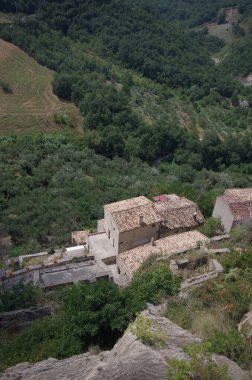 Roccascalegna - Abruzzo - Kalenin kayalık çıkıntısı küçük köydeki bazı evlere bakıyor