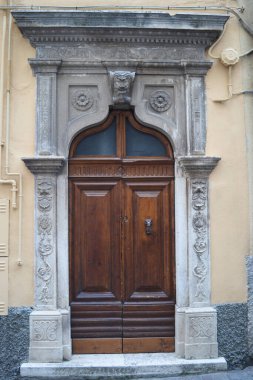 Abruzzo 'daki Rivisondoli' de eski bir evin taş kapısı.