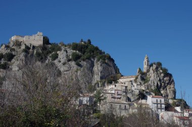 Molise 'in Isernia ilindeki Bagnoli del Trigno antik köyünü ve arka planda, bir kayanın yanında, görkemli Sanfelice kalesini görebilirsiniz.