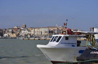  Termoli - Molise - Adriyatik şehrinin sembolik limanı ve kenetlenmiş tekneler