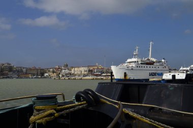 Termoli - Molise - Tremiti Adaları 'na insan ve mal taşıyan Laziomar motor gemisi limana yanaştı