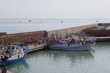 Termoli Molise 3 Ağustos 2017 San Basso, şehrin koruyucusu geçit töreni azizi belirlenen balıkçı teknesine çekmek için limana doğru ilerliyor.