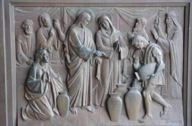 Castelpetroso - Molise - Bazilika Minore dell 'Addolorata Sığınağı - Bronz portalın dini sahnelerinin ayrıntıları