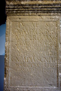 Sepino - Molise - Altilia 'nın Samnite arkeolojik bölgesinde bulunan ve bitişik müzede muhafaza edilen Epigraf