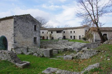 Amfi tiyatro. Altilia arkeolojik alanı. Sepino - Molise - İtalya