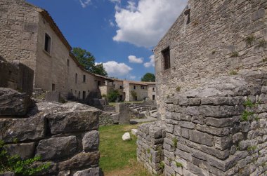 Tiyatroya giriş, Altilia, Sepino, Molise, İtalya arkeolojik alanı.