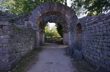 Altilia, Sepino, Molise, İtalya arkeolojik sahası: Ağır yuvarlak kemerleri destekleyen dört dörtgen sütundan oluşan Tetrapylon