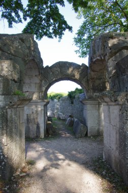 Sepino - Molise - İtalya - Altilia arkeolojik alanı: Amfitiyatroya erişim kapısı
