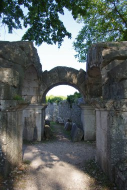 Sepino - Molise - İtalya - Altilia arkeolojik alanı: Amfitiyatroya erişim kapısı