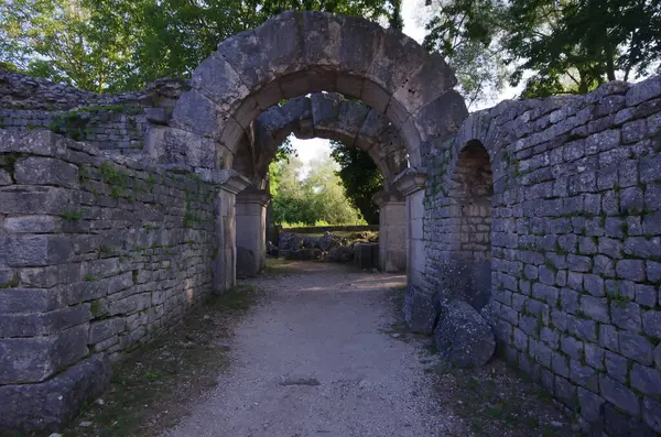 Altilia, Sepino, Molise, İtalya arkeolojik sahası: Ağır yuvarlak kemerleri destekleyen dört dörtgen sütundan oluşan Tetrapylon