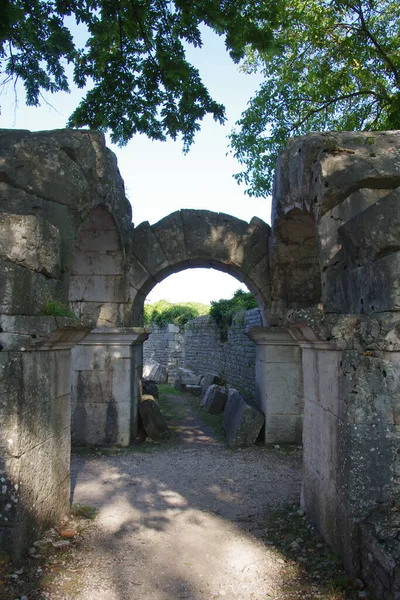 Sepino - Molise - İtalya - Altilia arkeolojik alanı: Amfitiyatroya erişim kapısı