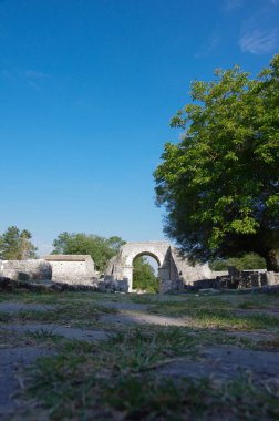 Altilia arkeolojik alanı: Roma şehrine açılan dört giriş kapısından biri. Sepino, Molise, İtalya