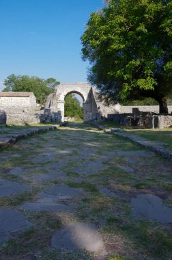 Altilia arkeolojik alanı: Roma şehrine açılan dört giriş kapısından biri. Sepino, Molise, İtalya