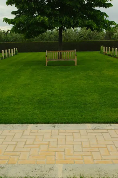 Kanada Savaş Mezarlığı Moro Nehri Ortona, Costa dei Trabocchi, Abruzzo - Mezarlık vahasında bir bank