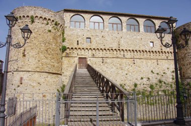 Civitacampomarano - Molise - Angioino Şatosu - İlk inşaat belki de 12. yüzyıla dayanıyor..