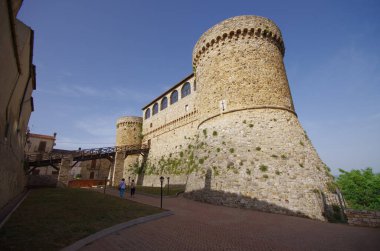 Civitacampomarano - Molise - Angioino Şatosu - İlk inşaat belki de 12. yüzyıla dayanıyor..