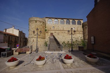 Civitacampomarano - Molise - Angioino Şatosu - İlk inşaat belki de 12. yüzyıla dayanıyor..