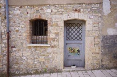 Civitacampomarano - Molise - Küçük köyün etrafına dağılmış çeşitli duvar resimleri