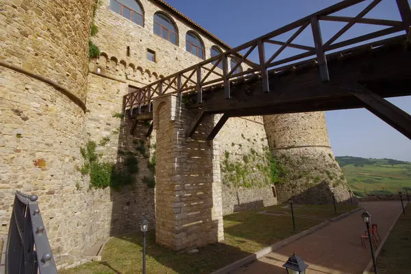 Civitacampomarano - Molise - Angioino Şatosu - İlk inşaat belki de 12. yüzyıla dayanıyor..