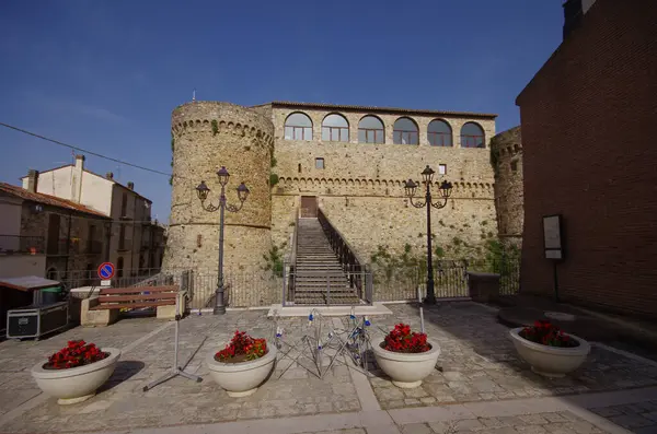 Civitacampomarano - Molise - Angioino Şatosu - İlk inşaat belki de 12. yüzyıla dayanıyor..