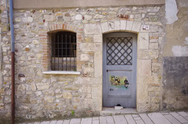 Civitacampomarano - Molise - Küçük köyün etrafına dağılmış çeşitli duvar resimleri