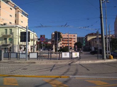 Chieti Scalo - Abruzzo - Troleybüs hattının Polonyalıları, kabloları ve sütunları.