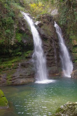Doğayla teması sevenler için bir hedef olan Carpinone şelaleleri, Molise, Isernia 'da yer almaktadır.