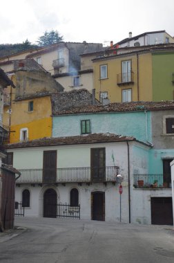 Molise 'in Campobasso ilindeki küçük Guardiaregia köyü manzaralı.