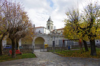 Molise 'in Campobasso ilindeki küçük Guardiaregia köyü manzaralı.