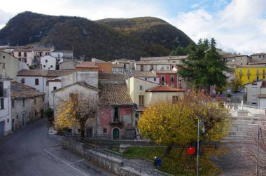 Molise 'in Campobasso ilindeki küçük Guardiaregia köyü manzaralı.