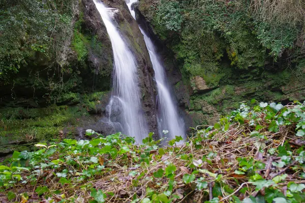Doğayla teması sevenler için bir hedef olan Carpinone şelaleleri, Molise, Isernia 'da yer almaktadır.