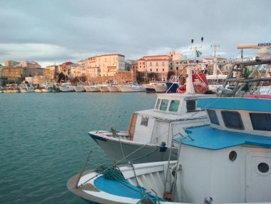 Termoli - Molise - Limana balıkçı tekneleri yanaştı