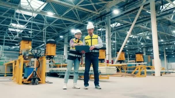 Üvegszálas Gyár Két Specialistával Akik Terveket Készítenek — Stock videók