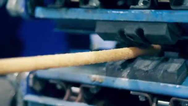 Conveyor Press Releases Fiberglass Item — стоковое видео