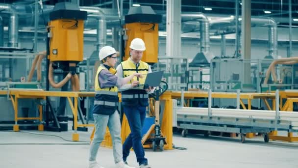 Two Workers Walking Fiberglass Plant Talking — стоковое видео