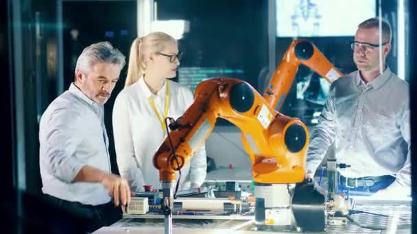 Team Engineers Discussing Robotic Arm Lab — стоковое видео