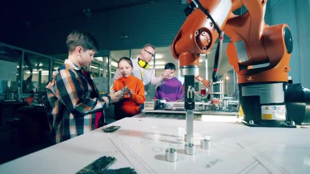 Tutor Masculino Está Ayudando Grupo Niños Estudiar Robots — Vídeos de Stock