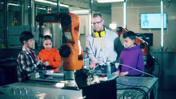 Group Kids Studying Robotic Parts Tutor — стоковое видео
