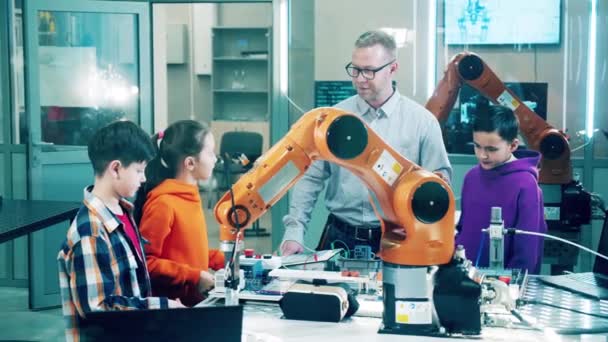 Group Kids Listening Robotics Tutor — стоковое видео