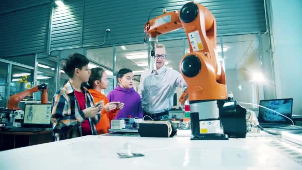 Robotics Tutor Explaining Kids How Work Robots — стоковое видео