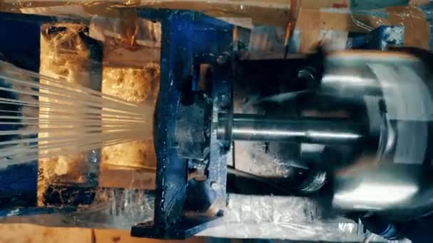 Máquina Fábrica Está Pegando Cuerdas Fibra Vidrio — Vídeo de stock