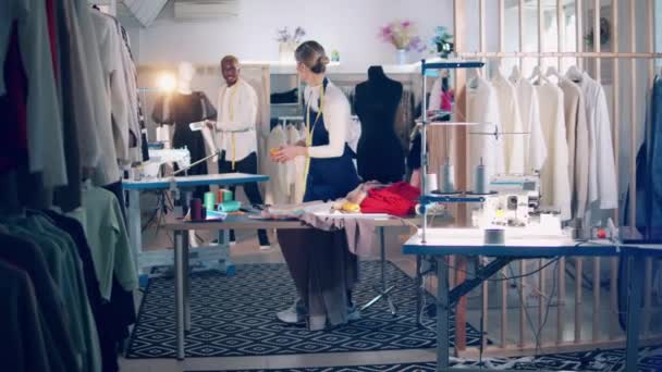Dressmakers Exchanging Threads Workshop — Stock videók