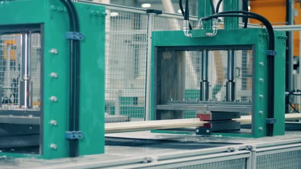 Fabrika Makinesi Fiberglas Çerçeve Üretiyor — Stok video