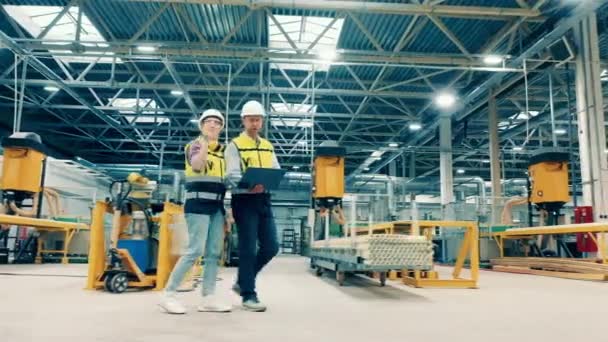 Dos Ingenieros Están Caminando Través Fábrica Fibra Vidrio — Vídeo de stock