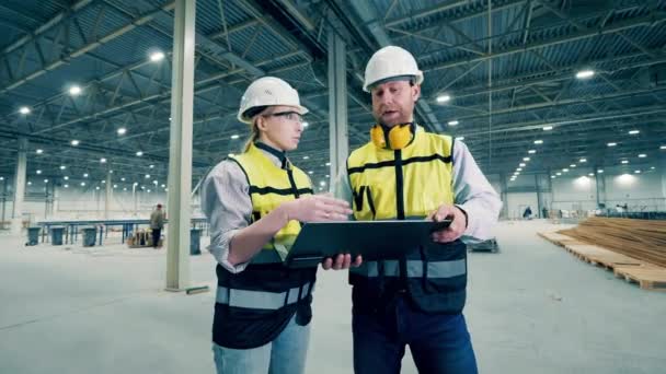 Dos Ingenieros Están Mirando Alrededor Lugar Trabajo Fábrica — Vídeo de stock