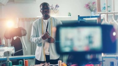 Afrikalı terzi, terzi stüdyosunda bir video çekiyor. 4K