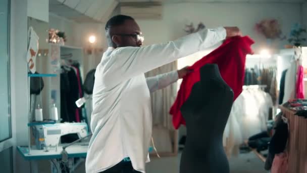 African Dressmaker Putting Fabric Mannequin — Stockvideo